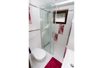 Vasaras māja Valča 8